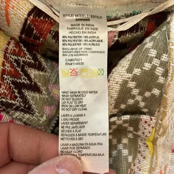 Super cute Aztec “patchwork” “weaved” pattern short w/side zip. - Picture 7 of 11